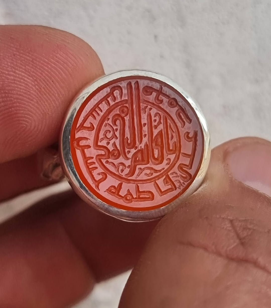 عقيق يماني زعفران مخطوط خط يدوي 
  بالوسط 🔥يا قائم ال محمد 🔥
والداير.     🔥محمد علي فاطمه حسن حسين 🔥 
بصياغه يدويه ثقيله للبيع مكاني بغداد يوجد توصيل إلى جميع المحافظات للبيع فقط فقط أحبتي الغوالي ما اراوس بس ابيع 
***********
