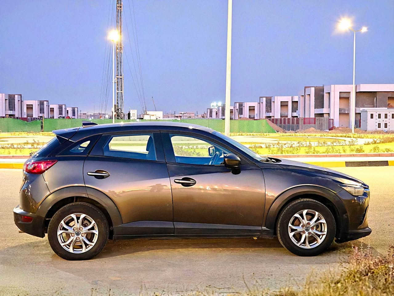 سلام علیکم مازدای cx-3  2018 سەیارەکە دوو پارچەو روبعێک بۆنیتی هەیە پێش و پشتی کەپسە زۆر زۆر جوان ماوەتەوە و تەقەو رەقەی نیە و تازە پێشی توند کراوەتەوە یەک دینار مەسروفی تیا نیە دەبل اکسل راداری پێشەوەیە هیچ هیچ نقوستیانیەکی تیا نیە مەکینە ٢٠ بێ تۆربۆیە واتا مەکینە مەرغوب زۆر بێ مەسرەفە و بەنزینیش کەم دەخوات بە نۆرماڵ کێشەی نیە سەیارەکە لە مۆدیلی خۆی فولە بەس سلاید نیە سعری ١٠٩ وەرەقەیە مەجالێکی کەمیشی تێدایە شوین هەولێر*********** أربيل, العراق
