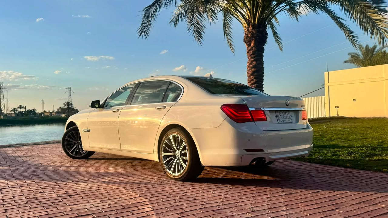 🔥 للبيع | BMW 730Li 2012 خليجي 🔥
✨ وكالة العروش - وارد خليجي
🚘 سيارة فاخرة بحالة ممتازة ومواصفاتها كاملة.

🔹 المواصفات:

* موديل: 2012
* المحرك: 3000 سي سي - 6 سلندر (N52)
* ناقل الحركة: جير كوبرا
* الممشى: 147,000 كم فقط
* اللون الخارجي: أبيض
* الداخلية: جلد ماروني فاخر

🌟 أبرز المواصفات:
✔️ كاميرا 360 درجة
✔️ حساسات أمامية وخلفية
✔️ تبريد  (ثلج)
✔️ مصابيح زينون بلادي
✔️ ليدات ترحيب في مقابض الأبواب
✔️ فتحات تبريد أمامية وخلفية
✔️ والعديد من المواصفات المعروفة في فئة 730Li الفل أوبشن.

📄 السنوية: عظم عاج، نافذة لغاية 2027.
🚩 رقم بغداد – مشروع وطني.

🛠️ الملاحظات بكل شفافية:

* تبديل جاملغ امامي جهة السايق بدون صبغ لون متطابق
* صبغ شبر أسفل باب السائق بسبب ضربة.

💰 السعر المطلوب: 21,000 دولار (قابل للتفاوض بالمعقول بعد المعاينة).
مكان السيارة الانبار/ فلوجة
📞 للتواصل:
***********
