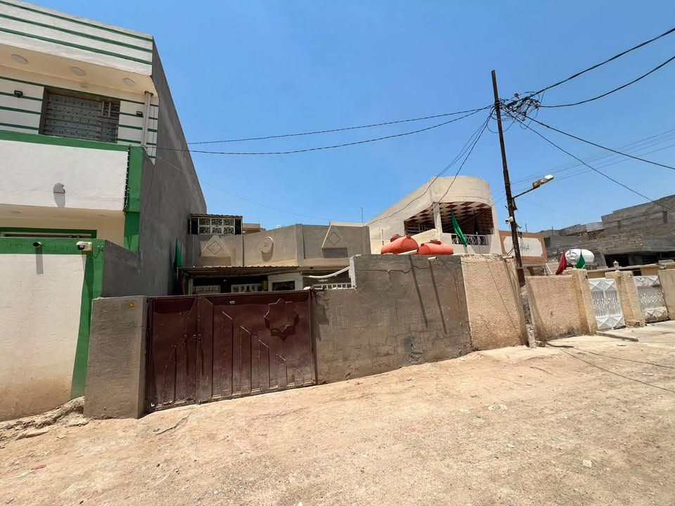 دار للبيع  حواس نهاية نزلة جبار الكهربائي قرب المدرسه المساحه ١٥٠ يتكون من طابقين غرفتين نوم صاله ومطبخ واستقبال وكراج سياره و ٢ حمام داخلي و ١ حمام خارجي و منور خلفي بناء بلوك  حديث البناء للاستفسار اتصل او وتساب 
***********
