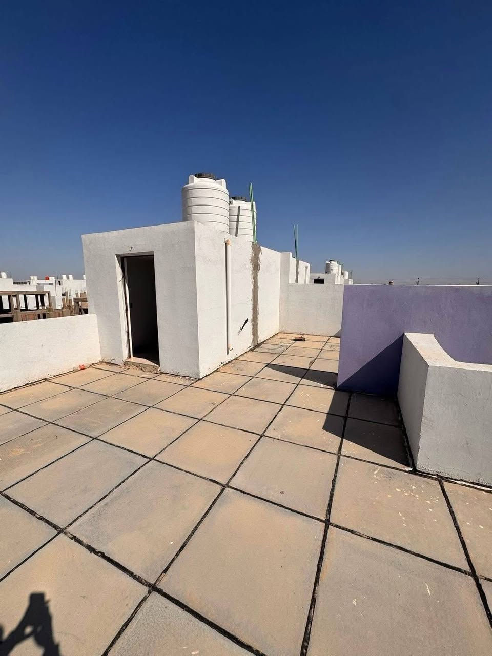 اعلان للبيع 
باقي الصور بالتعليقات 
🏡 بيت للبيع في مجمع لؤلؤة ساوة
⬜ المساحة: 200 متر
⬜ الموقع: رابع بيت عن الركن 
⬜ عدد الطوابق: طابقين
⬜ الموقع بالتحديد: قرب الفلكة مقابل المستشفى – الشارع الثالث، 
🔹 تفاصيل البيت
✅ الطابق الأول:
✔️ غرفة
✔️ صالة
✔️ براني
✔️ مطبخ
✔️ صحيات خارجية
✅ الطابق الثاني:
✔️ غرفتين
✔️ صالة
✔️ صحيات

بيد البائع 60
مطلوب 85
القسط 557
***********
