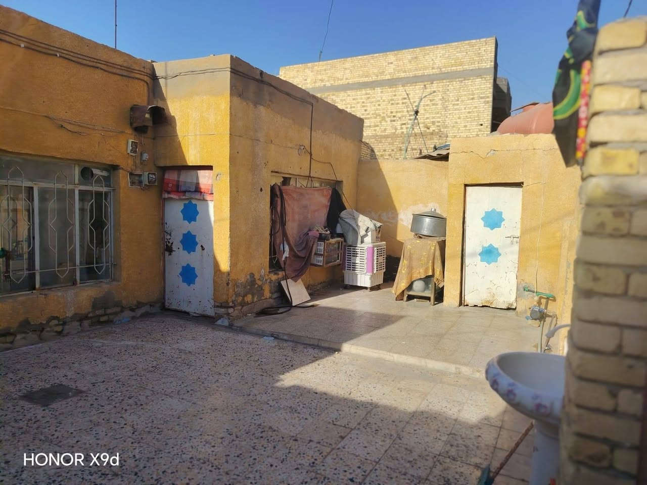 بيت بنأ قديم عكاده ساكنه بي عأله حالين يباع بسعر قطعه زين القوس شارع سيد يعقوب قرب الكراج *********** ***********
