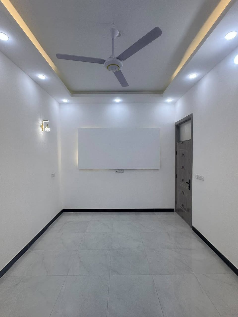 بيت جديد للبيع (بناء حديث وجاهز للسكن) 🏠
​المساحة: 100 متر (طابق)
​الموقع: دور الزراعة الثالثه
​الملكية: طابو صرف زراعي، سند 25 (وكاله )
​الميزات: موقع مميز وقريب جداً من المدرسة مع توفر كافة الخدمات الأساسية (ماء، كهرباء، أسواق، وتبليط) ✨.
​السعر: 60مليون وقابل للتفواض 
​📞 للاستفسار والمعاينة، يرجى الاتصال على الرقم: ***********
(أو المراسلة واتساب)
