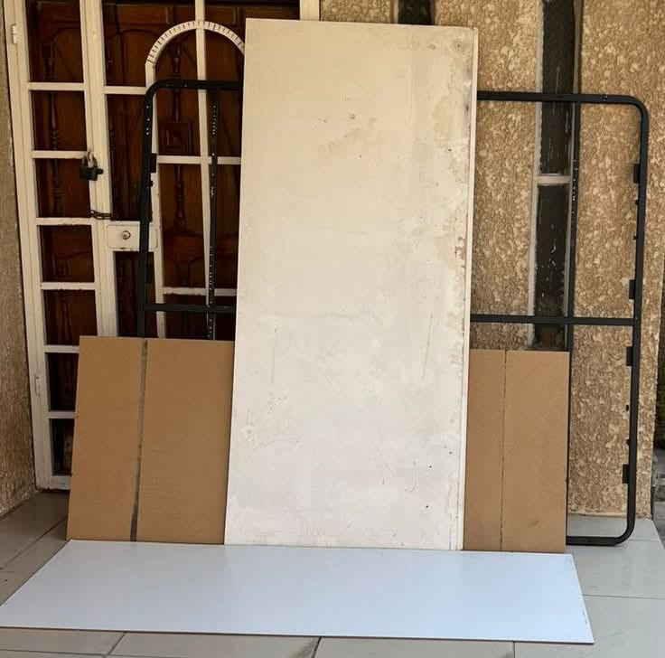 سرير كامل نضيف جدا مستخدم شي بسيط السعر ٥٠٠ الف
بدون الدوشك 
***********
