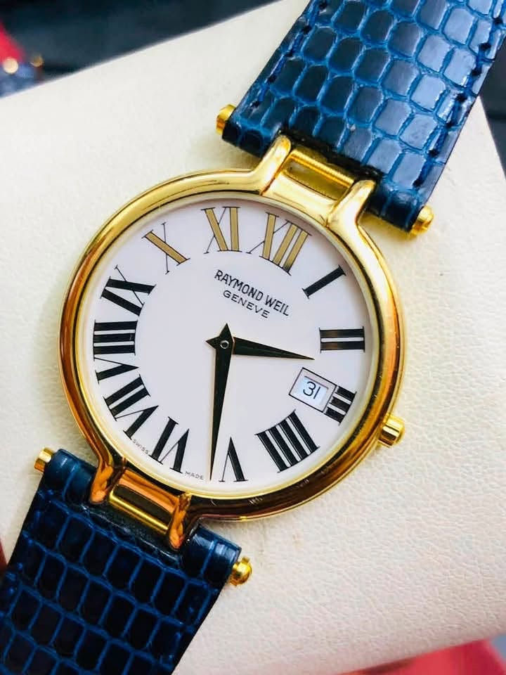 سيت ساعات  رايموندويل جنيف  
‏( RAYMOND WEIL)
رجالي - نسائي - انتاج الثمانيات 
سويسري اصلي- كواتز 
تغليف ذهب عيار 18 - 10 مايكرو 
الجلد مصنوع من جلد التمساح الطبيعي         
لوك غير مستعملة - مخزن 
مع المحفظه الأصلية والكرنتي 
للاتصال ***********

