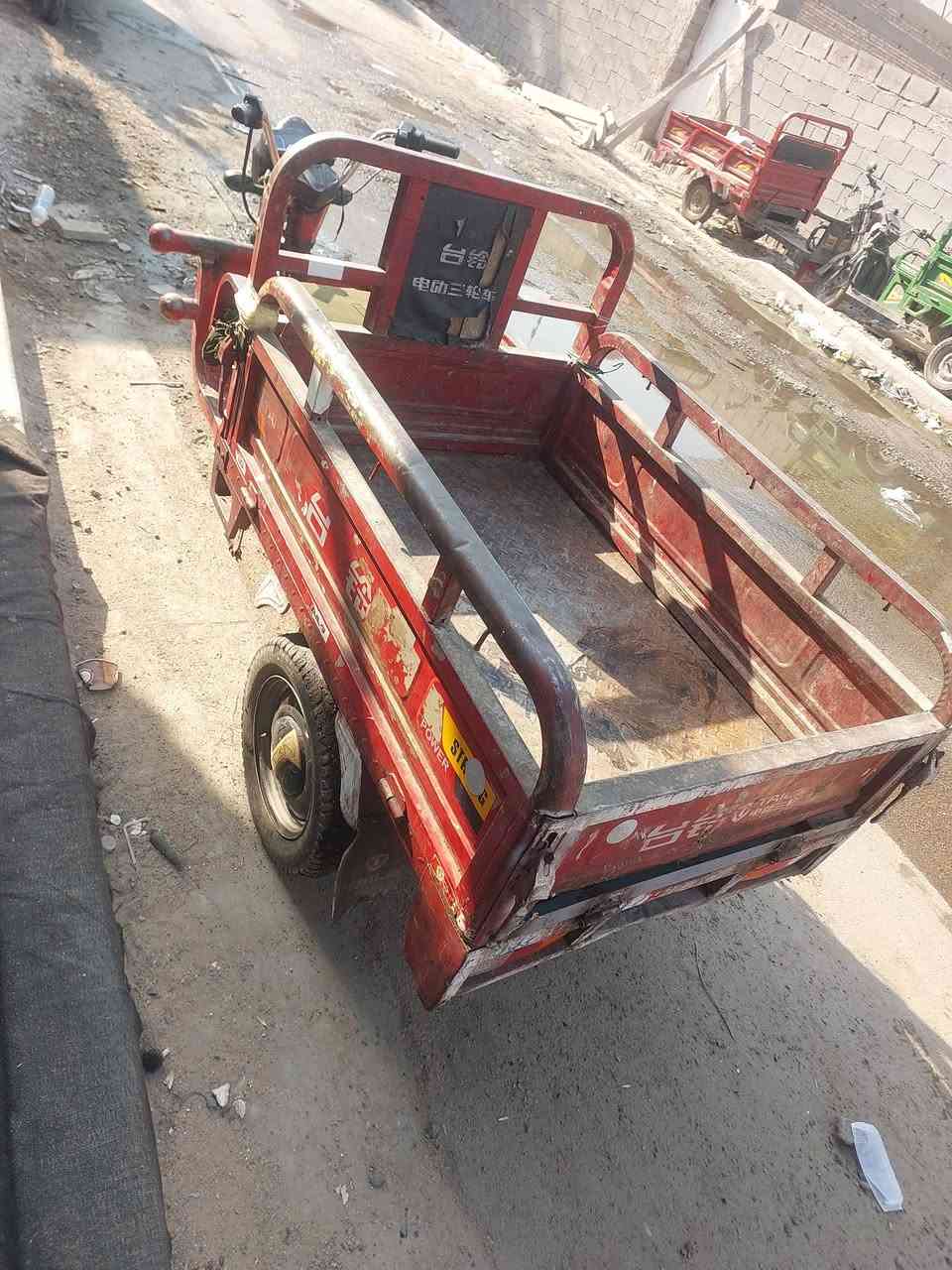 دراجة كهربائية • أصغر من الوسط • بطاريات كبار