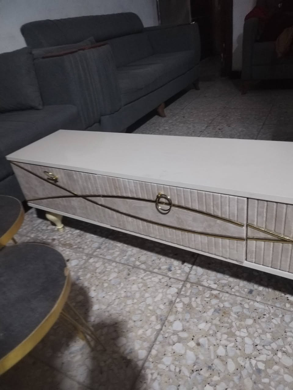 ميز بلازما
المكان بغداد البياع
***********
