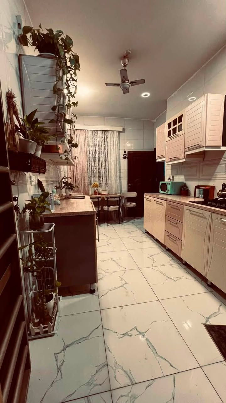 🏡✨ فرصة مميزة للسكن في مجمع الرواد ✨بيت للبيع 🏡
إذا تبحث عن بيت مرتب، عملي ومناسب للعائلة وبموقع قريب من أهم الخدمات، فهذا البيت قد يكون اختيارك المثالي ❤️

📍 موقع مميز وقريب من:
🏥 المستشفى التركي
🎓 جامعة واسط
🛍️ الأسواق والخدمات

🏠 مساحة البيت:120م²

🔸 الطابق الأرضي:
🛏️ غرفة نوم
🍳 مطبخ
🛋️ صالة
🏡 هول داخلي
🚿 حمام داخلي + حمام خارجي

🔸 الطابق الأول:
🛏️ غرفة نوم بنظام سويت مع حمام خاص

💰 المقدّمة: 60 مليون دينار
🏦 القسط الشهري للمصرف: 548 ألف دينار فقط
💵 المدفوع للمصرف العقاري: حوالي 25 مليون دينار

⭐ بيت جاهز للسكن

📞 للاستفسار اكثر الاتصال على 
***********
