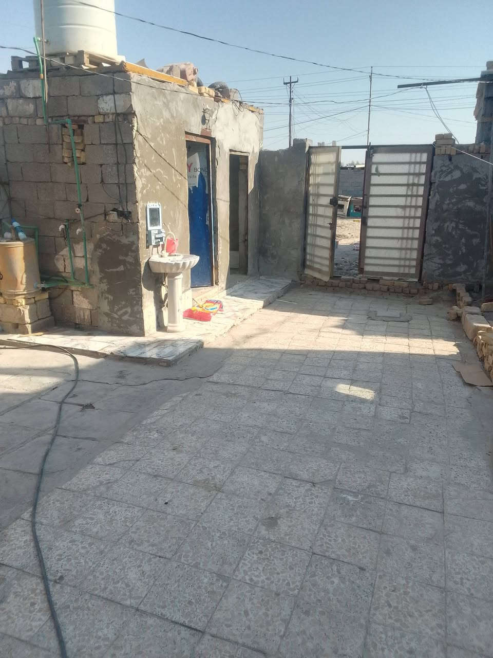 بيت البيع بي صاله وغرفه ومطبخ ومحل سواق كامل عله شارع رئيسي وجها عله شارع ابو الماش يم صيطره قديمه ملاحضه نقصه ستقبال وغرفه عوزها سكف ثانيه 45 وبي مجال ***********
