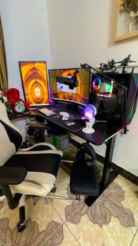 للبيع  شاشة سامسونك حجم 32 . 165  كرسي ps5  ميز كاربون حرف L rgp سماعا...