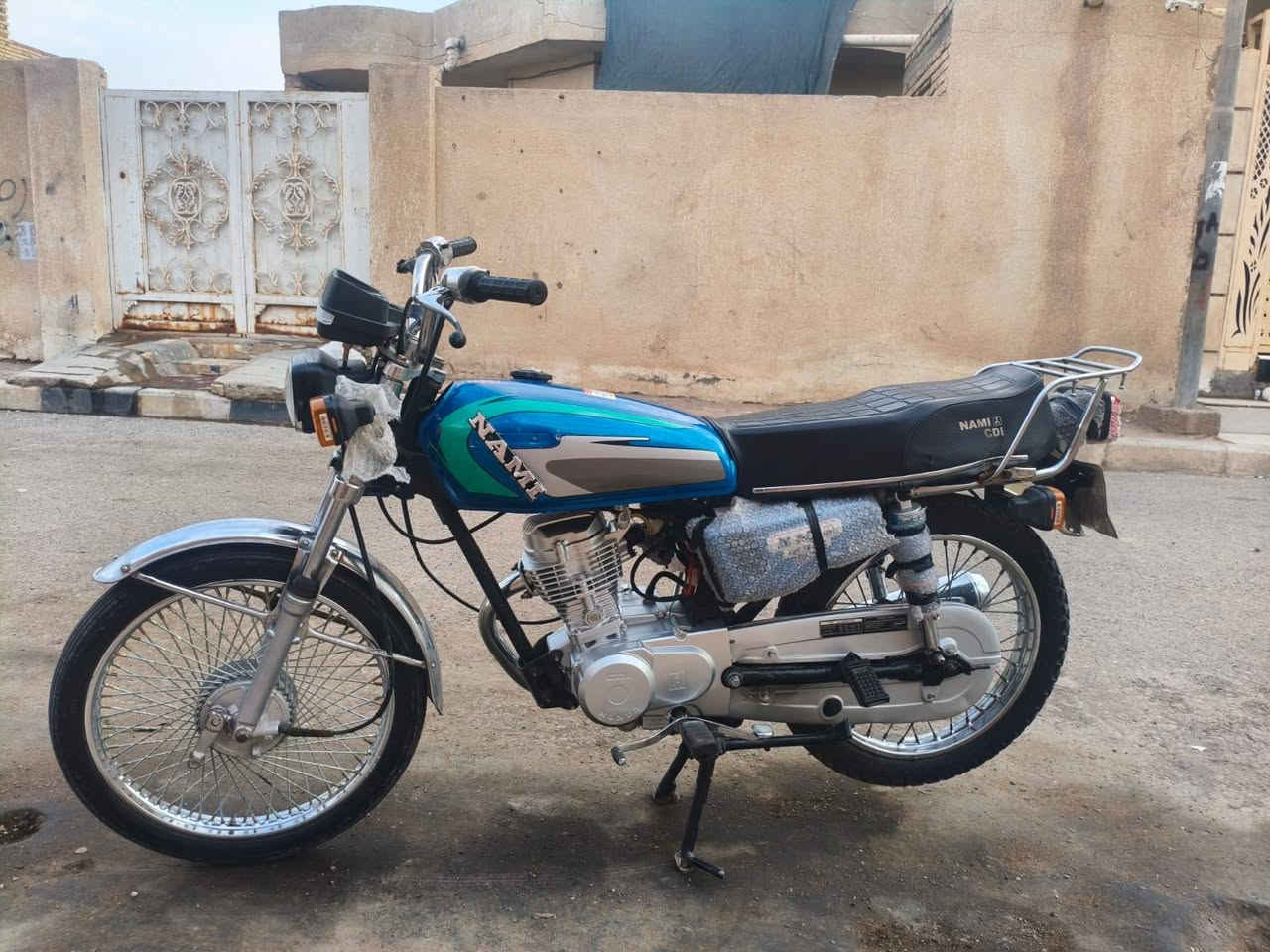 سلام عليكم 
دراجه للبيع مكينه هوندا جديده ماصالها  شهر من مشدوده دراجه خير من الله شلعه ومعدل بدون اوراق مكفوله عشائرين السعر 700 وبيها مجال 
للتواصل ***********
