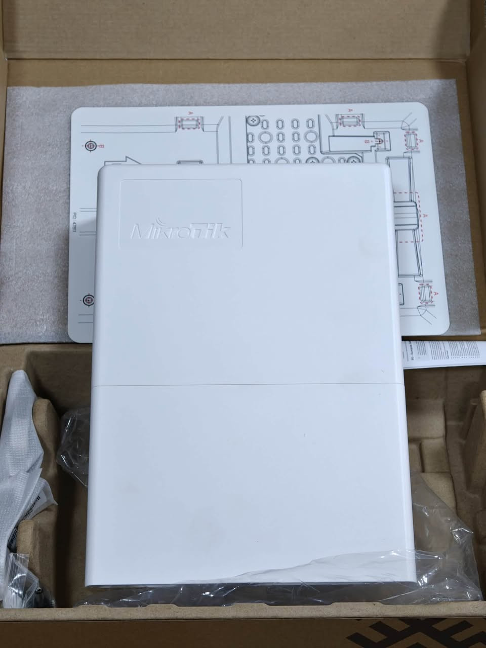 ⚡ MikroTik netPower Lite 7R-CSS610
حل عملي واحترافي لتجهيز شبكات الإنترنت ومواقع الـ Outdoor.
🔹 8 منافذ Gigabit 
🔹 دعم PoE لتغذية الأجهزة عبر الشبكة
🔹 منفذين SFP+ بسرعة 10Gbps للربط بالفايبر
🔹 يعمل بجهد 12–57V DC
🔹 تصميم مخصص للتركيب الخارجي وسهل التنظيم
🔹 مناسب لشبكات الإنترنت، الأبراج ومشاريع التوزيع المتوسطة والنقاط الصغيرة 

💥بسعر....... 65.000 فقط 😍

#للأستفسار_عن_ باقي التفاصيل الفنية 
من خلال الواتساب 

***********

🔵قناة التلكرام

https://t.me/w0ghb
