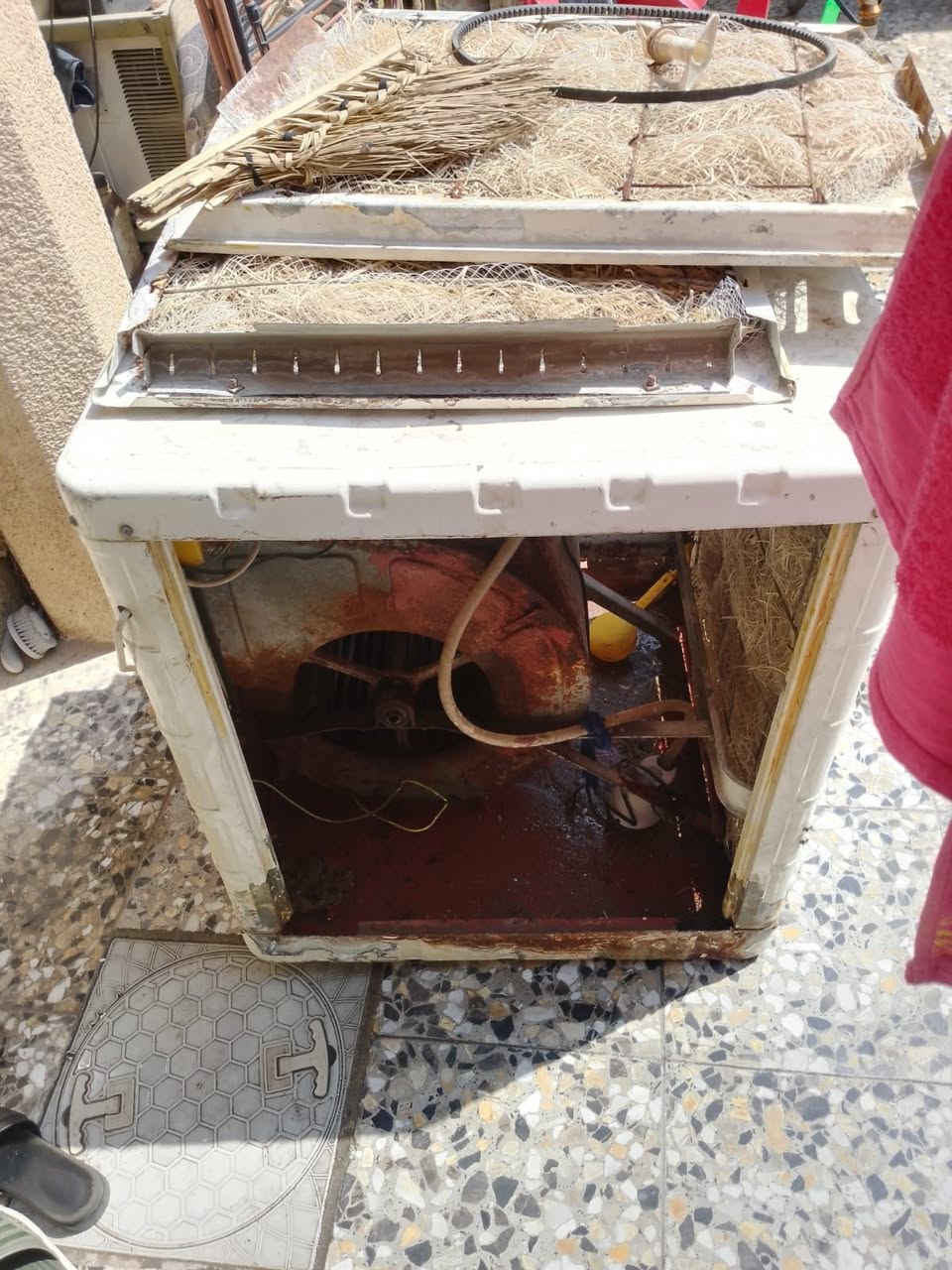 هذن الاغراض للبيع المولد متروكه صار هواي ما جاي تشتغل والمبرده شغاله اريدهن ب ٨٠ الف اللي يريدهن بيتنا بغداد الرصافه  منطقة كسره وعطش  موبايل ***********
