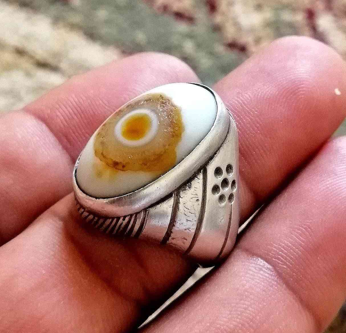 المميزون في نشرنا الباقون على عهدنا بأن ننشر لكم النوادر من الأحجار النفيسه التي يبحث الهوات عنها نقدم لكم جوهره من السليماني الأبيض يتوصطه صفار البيض الجميل ذات صياغه قديمه في غايه الروعه للبيع على الخاص اوالاتصال على الرقم التالي ***********
