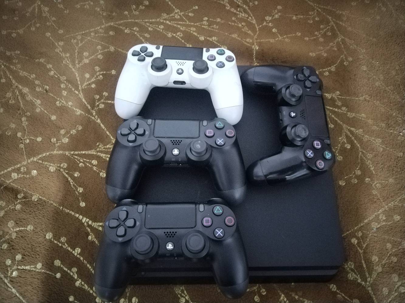 PS4 Slim 500GB
مستعمل ونظيف ما بيه اي مشكلة
لوك ستيكر ما مفتوح 
(اونلاين ما مهكر)
الملحقات:
-شاحنته
-2 جويستك تجاري شغالات بلا مشاكل 
-2 جويستك اصلي، واحد عطلان مدخل الشحن و الثاني تعلك بعض ازراره
-قرص GTA 5
-قرص FIFA 20

السعر: 240 الف و بيه مجال
📍 بغداد الغزالية