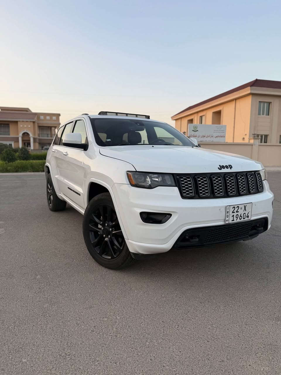 ✨ جيب غراند شيروكي ليمتد (Limited Blacktop) - مواصفات خاصة ✨
🚗 تفاصيل السيارة والمواصفات:
 الوارد: كندي 🇨🇦
 الموديل والفيئة: Grand Cherokee - Limited Blacktop
 المسافة المقطوعة: 53 ألف ميل فقط (53k mi)
 المحرك والكير: بشرط وكفالة عامة ⚙️
🔥 أبرز المواصفات:
 فتحة سقف
 كشنات كهرباء (جلد + كنتارا)
 تدفئة كشنات + تدفئة استيرن
 شاشة كبيرة
 بصمة أبواب + تشغيل عن بعد 🔑 (دبل سويچ أصلية)
 صندوق كهرباء
 رادار خلفي + نقطة عمياء (Blind Spot) + حساسات خلفية
 وباقي مواصفات الليمتد المعروفة الغنية عن التعريف
💥 حالة البودي والمكفول:
 السيارة دخلت كلين للعراق 🧼
 الحادث بسيط جداً داخل العراق: جاملغ جهة السائق + ربع بونيد
 بدون دواخل نهائياً لا صبغ ولا تعديل وبدون أي إيرباگ طاق (سليم 100%)
 الرقم: رقم أربيل/شبه مميز وحلو 🔢
سياره باسمي شرط تحويل وغرامات
📞 للتواصل والاستفسار:
*********** أربيل, العراق
