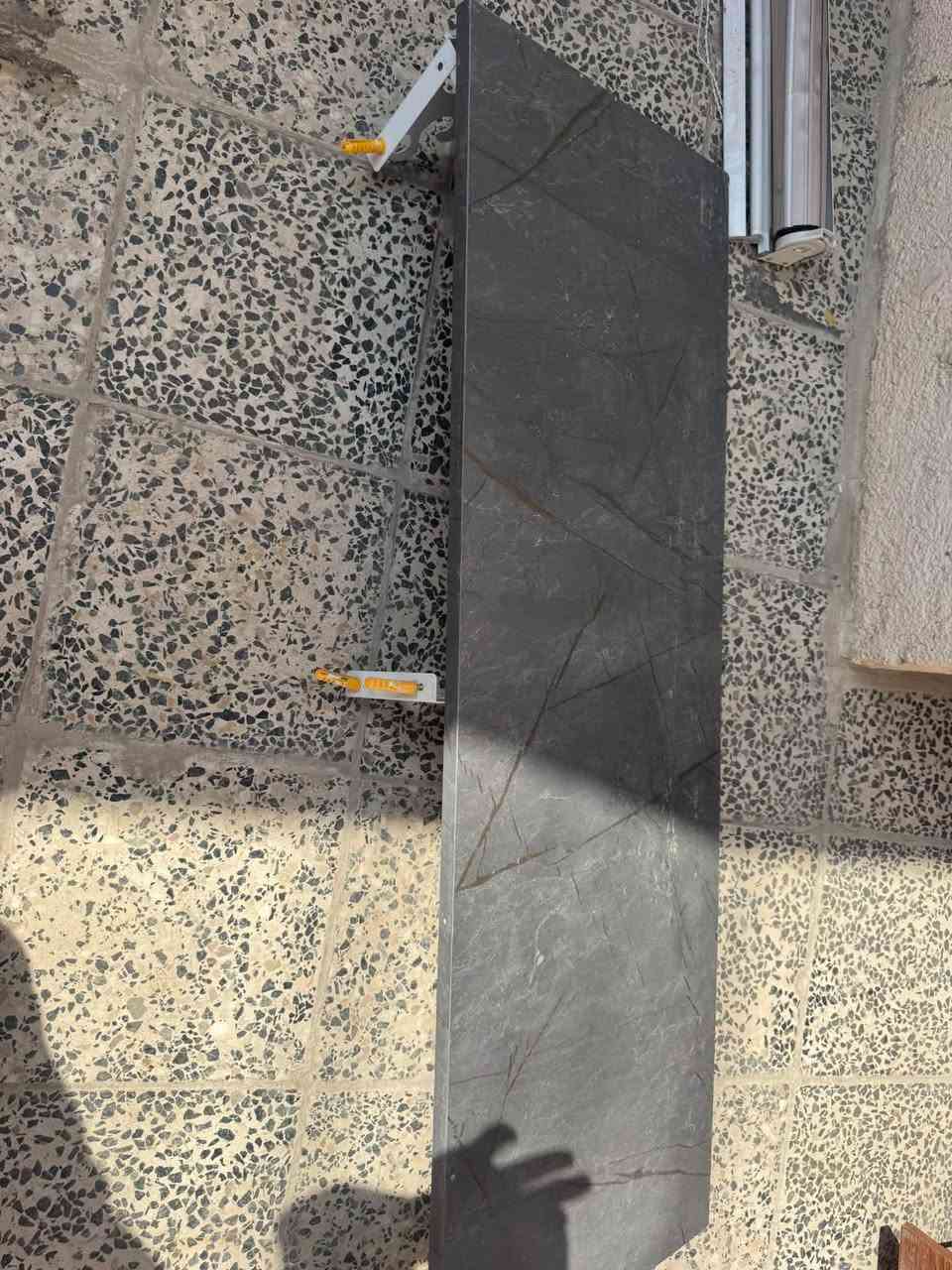 السلام عليكم غراض للبيع 
برده تركيه سحاب جديده 
ميز مكتبي 
رف خشبي 
مكاني بغداد المعامل 
واتساب / ***********
