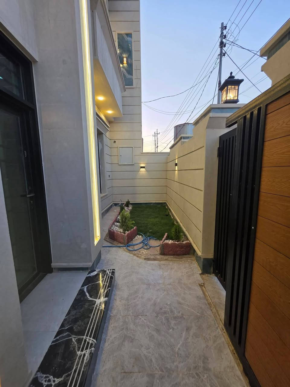 🏡 دار للبيع في تكريت - الديوم (منطقة التوحيد)
​منزل مودرن بتصميم ملكي فاخر وموقع مميز بالقرب من مجمع الجوهرة!
​المساحة: 200 متر مربع (الواجهة 10م × النزال 20م)
​الموقع: شارع عريض بعرض 15 متر
​مواصفات وتفاصيل الدار:
​الواجهة: حجر حلان مطعم بالمرمر الأخضر
​غرف النوم: 4 غرف نوم (منضمنها غرفة سويت)
​الصالات: صالة استقبال ملكية + صالتي جلسة عائلية (وسطية)
​المطبخ: مطبخ حار وبارد
​الخدمات: 3 مجاميع صحية داخلية
​التصميم الداخلي: نظام سحب مودرن، جبسن بورد، وسحب مغربي
​التجهيزات: درج ملكي أبيض مع حديقة تحت الدرج، حديقة داخلية، كراج سيارة، وصفّاي شتايكر للسطح
​الأنظمة الحديثة: تأسيس سبالت بالكامل، غاز دفن، إنترنت، كاميرات مراقبة، ونظام جزامة
​المنهجية والجودة: أبواب خارجية قاصة جام، أبواب داخلية تركية، أرضيات وشباك ألمنيوم أسود درجة أولى
​📞 للاستفسار والتواصل: ***********

نص مكتوب في الصور:
- زيد تحسين للعقار ***********
