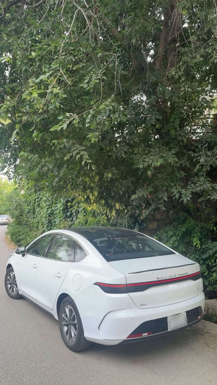 بسم الله الرحمن الرحيم 

BYD ( Destroyer 05 ) DM-i 2025 

سەیارەکە زۆر جوان و بێ موشکیلەیە ٣٠،٠٠٠ کم ڕۆیشتوە نیوەی بە بەنزین و نیوە ی بە شحن ، ملاحەزەکی لە بۆنیت و ملاحەزەکی لە چامڵغی پشتەوە ی لای سەکن هەیە 
ئەشیای خۆی کامل لەگەڵ ماوە 
شاشە گەورەیە و بە کارەبایی دەسوڕێ 
ئۆتۆ هۆڵد و برێک بەسمەیە
٥٥ کم بە یەك شەحن دەڕوا ت و ١١٢٥ کم بە یەک تانکی بەنزین 
کوشین سپۆڕتە و ناوی سپی و شینە 
سەیارەیەکی زۆر موریح و بە قوەتە و لە ئێستادا ئاگری 
بازاڕیە

١٤٢ وەرەقە و مەجالەکی برایانە
*********** أربيل, العراق
