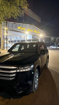 لاندكروزر 2024ماشي14الف فول موصفات بيها 5قطع ضرر ومصلح مكينه مفتوحه سع...