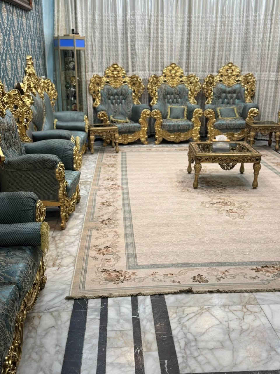 السلام عليكم
تخم ونص 
للبيع  النوع مصري 
العنوان النجف حي النداء 
عدد المقاعد 
3 قنفات 
6 كراسي 
طبلة كبيرة واحدة 
4 طبلات صغيرة 
النظافه 80%
السعر مليون و 250 الف
***********
