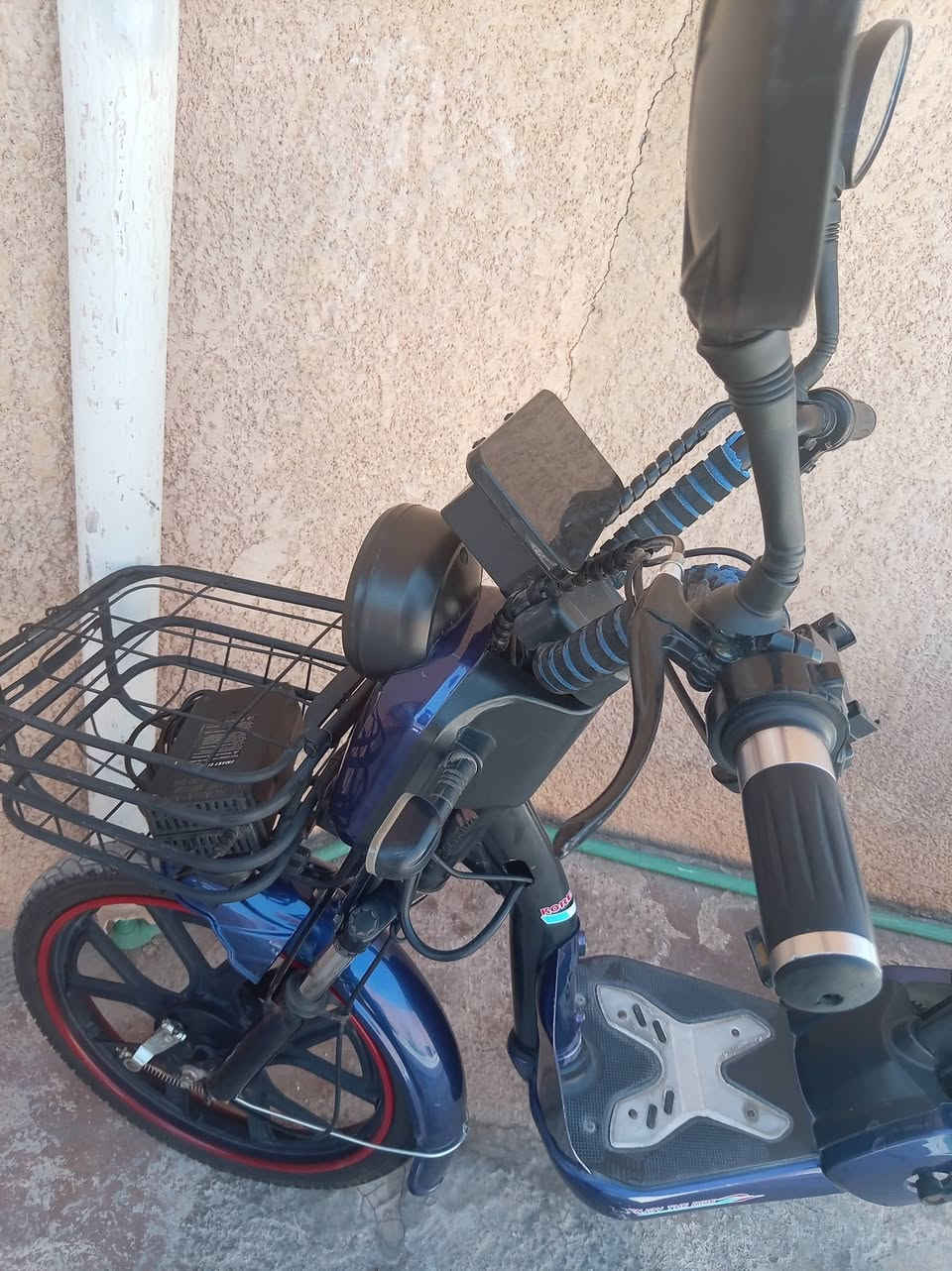 دراجه شحن  للبيع اي نقص مابيها بس بطاريات ضعيفات 
للستفسار ***********
