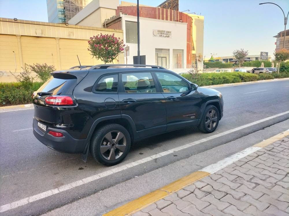 جيب شيرؤكي موديل 2017 بئ سبوغ هيچ سبوغي نيا موبايل ***********سعر99 گيرومه كينا به شه رته نه كرايته وا مكينا 4پستن عجم 2.4 بئ تؤربؤمه رغو به مواصفات شاشا گه ورا پانو رامه سندوق شفت گوشين كاره بايي 60 ميل رويشتيا سه نه وي به ناوي غؤمه هه تا 2030 نويا رسمي امريكام دانايه  هه ر هه موي به شه رتا أربيل, العراق

نص مكتوب في الصور:
- ¡Verificación completa de este VIN! Eliminar VIN 35073 mi C4PJLCB2HW535G88