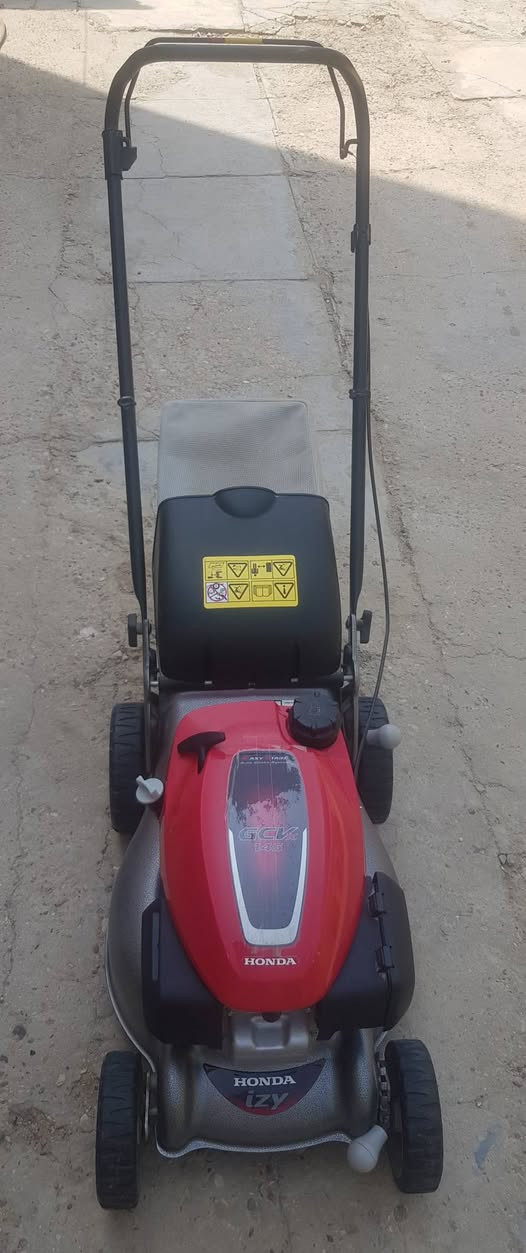 ​للبيع ماكينة جز وقص العشب الاحترافية من الشركة العالمية هوندا (Honda) من سلسلة Izy المعروفة بقوتها وعمرها الطويل.
:للبيع ماكينة جز وقص العشب الاحترافية من الشركة العالمية هوندا (Honda) من سلسلة Izy المعروفة بقوتها وعمرها الطويل
​الماركة: Honda (هوندا أصلية).  
​الموديل: Honda Izy.  
​المحرك: مزودة بمحرك هوندا القوي الحديث GCx160 يعمل بالبنزين، مما يوفر أداءً ممتازاً واستهلاكاً اقتصادياً للوقود.  
​الملحقات: تحتوي على كيس قماشي خلفي لتجميع العشب المبتور لسهولة التنظيف.  
​التصميم: هيكل متين وعجل قوي لسهولة الحركة والمناورة في الحدائق.  
​الحالة: شغال بحالة ممتازة وجاهزة للاستخدام المباشر.  
​السعر:  ٥٥٠٠٠٠ الف  
المكان: [ الديوانية ]
رقم الهاتف  ***********

