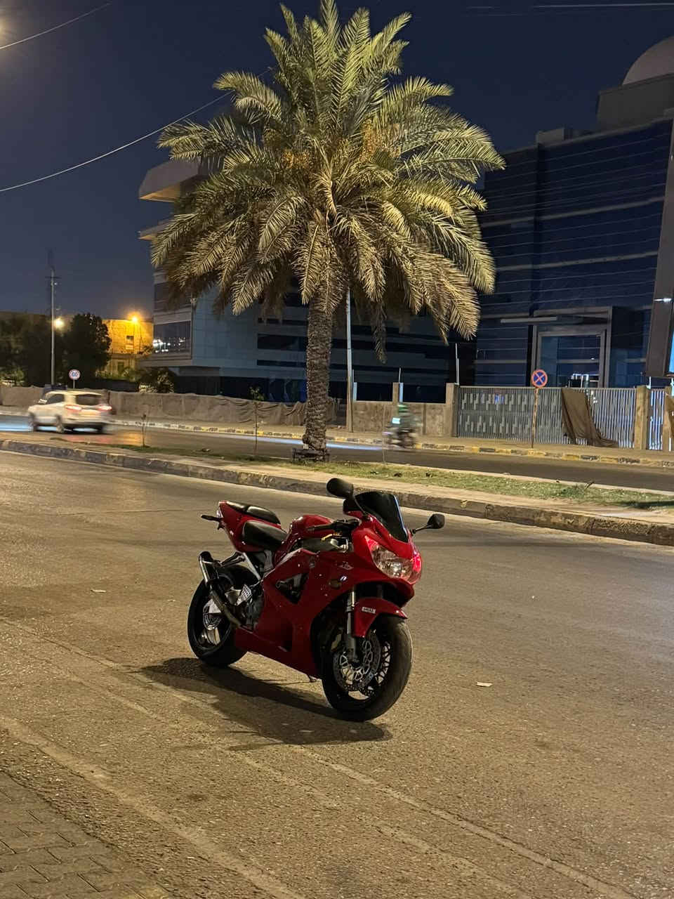 السلام عليكم 
Honda CBR900RR
الدراجة نضيفة ومسويلها ادامة كاملة 
محرك ٤ سلندر 
عليها اكزوز رياضي 
سرعة ٣٠٠
الدراجة فقط مغيرين لونها احمر وياها اوراقها 
السعر ١٧ ورقة وبيها مجال 
تواصل ***********
