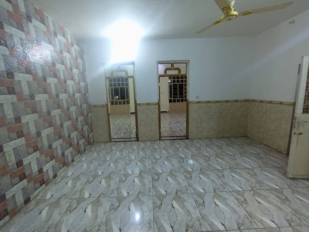 مشتمل للايجار طابق اول درج خارجي معزول غرفتين وصاله وحمام ومطبخ وسطح سيراميك الزراعة شارع 60مقابل محطة وقود الرماح ايجارها 250هاتف ***********
