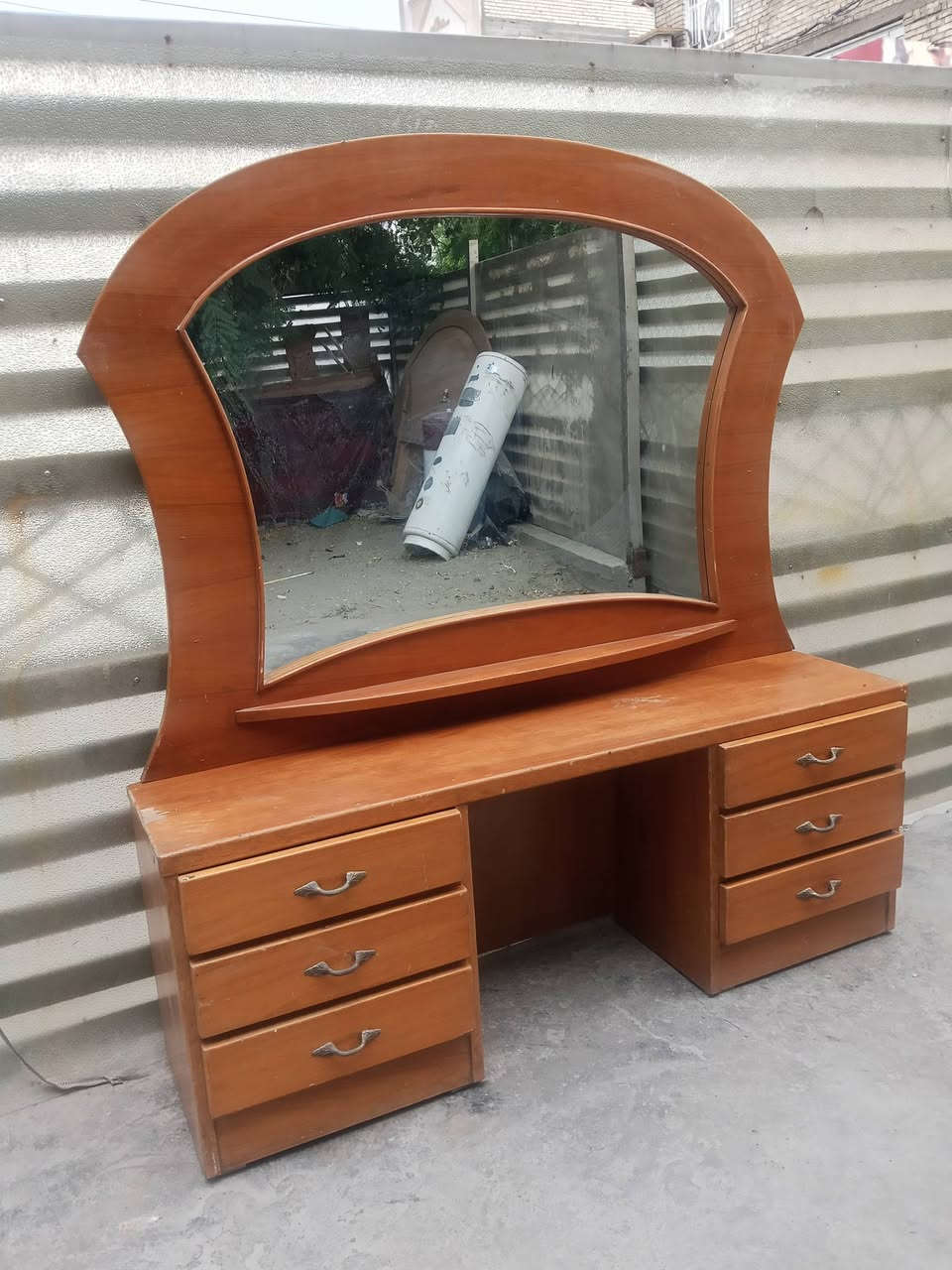 غرفه للبيع • بها مجال