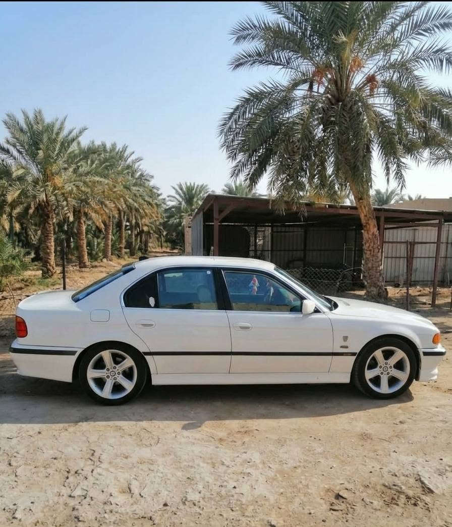 السلام عليكم
صقر 735 مديل V8  96 اصل
كير  مكينه جدد 
كهربائياته كله شغاله 
باتري جديد 
 تخم تاير جديد 
جام كله شغال
لايتات منضومه زنون
سياره جاهزه مال جناي ربع ما تخسر عليه 
رقم سليمانيه انكليزي باسمي
السعر 75 بيه مجال
الرقم ***********

