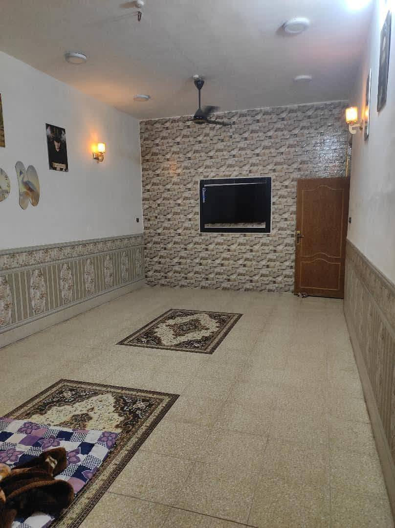 السلام عليكم
بيت للبيع 200 متر
العنوان دوانم سيد جميل 
كافة الخدمات (تبليط ومقرنص ومجاري وماي وكهرباء) 
البيت يتكون من غرفتين وصالة واستقبال 
وحمام وثنين صحيات داخلية وخارجية
ومطبخ حار وبارد 
والسطح أيزوكام 
للاستفسار ***********
