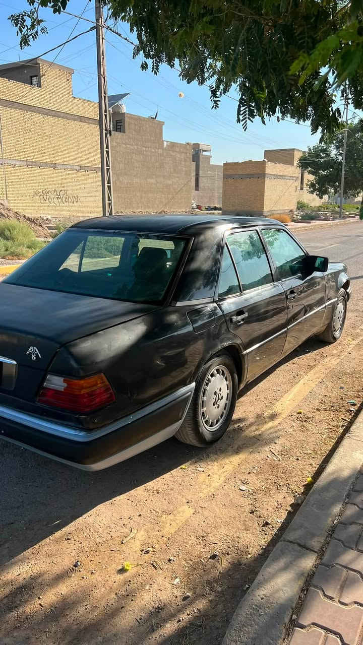السلام عليكم 
مارسيدس دب 300
موديل1991
محرك بطه 2500 لا صرف ولا تبخير
تبريد شغال 
اربع جام كهرباء
ستيرن كهرباء 
لايت زنون 
قواعد الدبل الاماميه بلاديه 
فقط قاعده الوي الخلفيه صفحه السايق معمره
صبغها بلادي بس بيها جراد وضربه بلحوض الخلفي 
رقم بغداد مشروع وطني بسمي سنويتها ساقطه
السعر 50 وبيها مجال
مكانها بغداد 
***********
