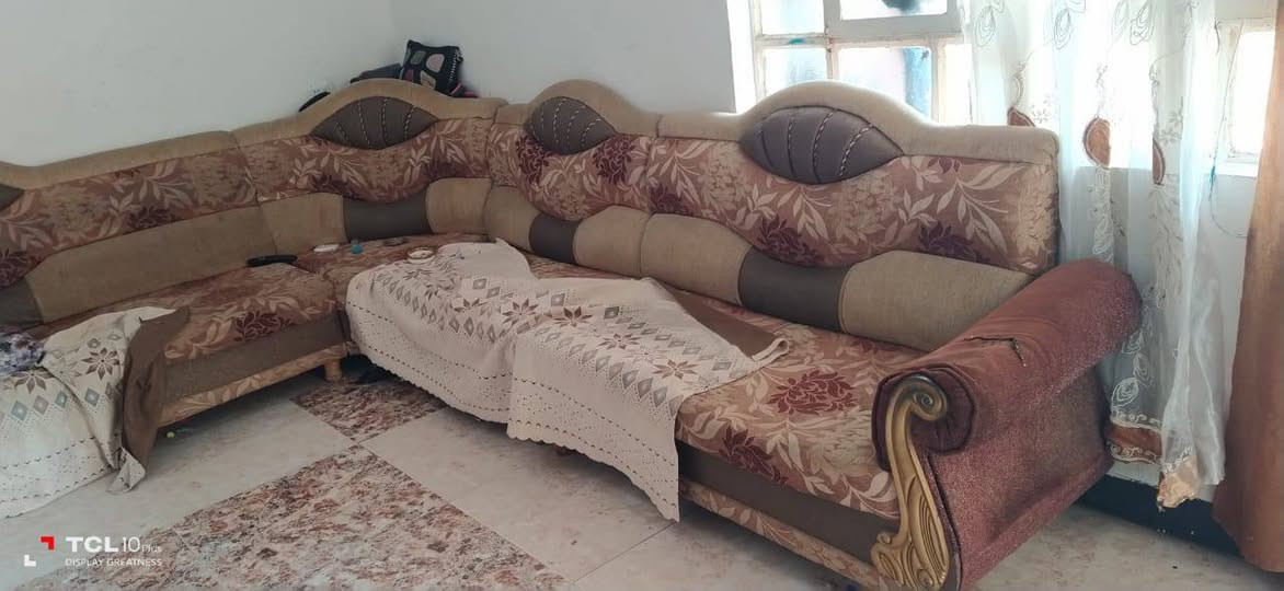 ديوان 15 متر للبيع تعبان يحتاج تجديد خشب عراقي التواصل واتساب سعر مناسب جدا ***********
