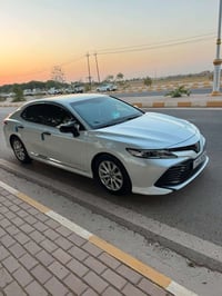 كامري خليجي 2018 LE مكفوله ما عنده شخط بل جاملغ الخلفي مرشوش فقط الشخط...