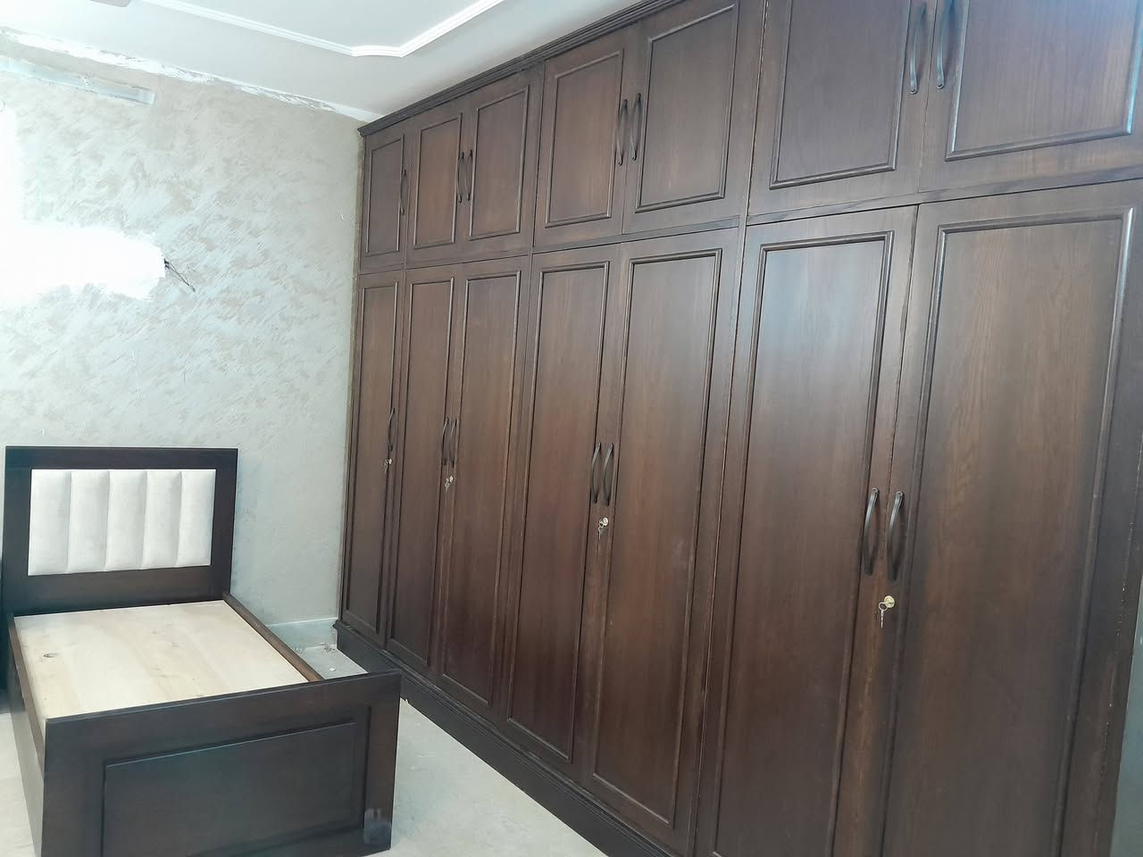 تم نصب غرفه سنديان بلون البندقي مستعدون لصيانه كافه مجالات الموبيليا والابواب مع الاصباغ الحراريه من ماركات معروفه درجه اولى واللون الي تختارة موبايل اوالاستفسار ***********
