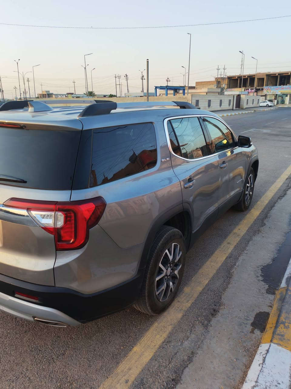 السلام عليكم ورحمة الله وبركاتة
اسم السيارة:   GMC ACADIA
الفئة:  SLE
المديل: 2023
السعر: 235 $ 
ارباك سليم 
. الضرر: طخات بسيطة راجعة ع البارد فقط البنيد بي صبغ 
______________________________________
1-حجم المحرك  2000 تيربو
2-عداد المسافة 23  الف ميل. (39 الف كيلو ) 
3-بصمة ابواب وتشغيل عن بعد. 
5-زنون عالي ناصي آصل. 
6-تحكم ستيرن جهيتن. 
7-جنطة كهرباء. 
8- 7 راكب 3 قطع تبريد. 
9-حساس خلفي امامي. 
10-كامرة خلفي دوارة. 
11-كشنات مخمل آصل. 
12-رادار جانبي مانع اجتياز. 
13-تدفئة الكراسي الامامية. 
14-وضعيات قيادة ماوس. 
15-تحديد مسار. 
16-سستم صوت متكامل. 
17-اشاير مري. 
18-تبريد خلفي منفصل. 
19-الكشنات الامامية كهرباء. 
20-رادر امامي. 
*وباقي الموصفات المعروفة في فئة (SLE) 
___________________
العنوان : واسط _ الكوت 
***********
صور الحادث مرفقة
