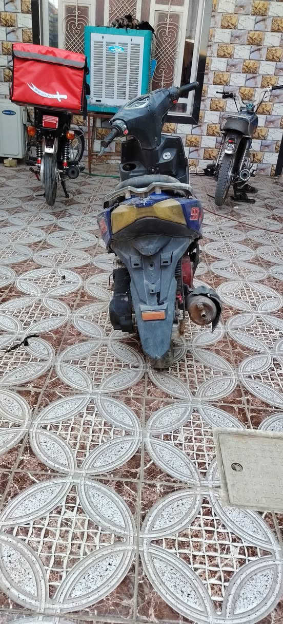 دراجة للبيع
المكينة شغاله بس سلف مابيه والهندر هم ما بيه، يعني ما بيها شغلة تشغلها ابيع على وضعه 
 السعر: 100 عنواني بابل الهاشميه
وتساب ***********

