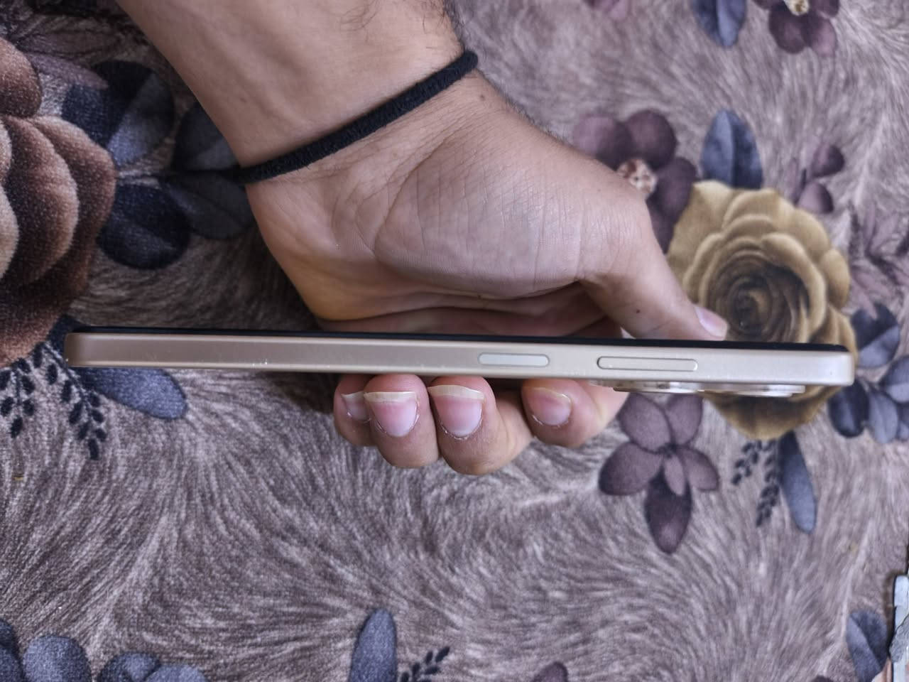 سلام عليكم  عندي هذا تلفون اريد اعرضه بمطاور شحن
