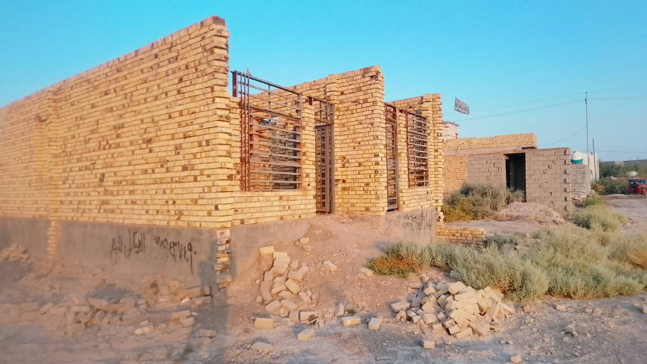 السلام عليكم من رخصه الدمن
هيكل للبيع مساحه 200م البناه يحتوي على
غرفه 1+صاله + حمام داخل الممر+ مطبخ حار وبارد + ملاحضه باقي غرفه وستقبال غير مبنيات + عنوان طريق المعاره حسينية الأمام السجاد  عل بزل يبعد عن الشارعه العام 500م يتوفر كهرباء ومي +  بيع مستعجل السعر30 وبيه مجال  الشراي اتصل على الرقم ***********+ ومراسله اصفحه

نص مكتوب في الصور:
- واجه مطبخ + صاله
- غرفه غير مبنيه استقبال غير مبني
- المطبخ 👈
- واجه الصاله 👈
- شباك الغرفه المتروكه
- حمام داخل الممر