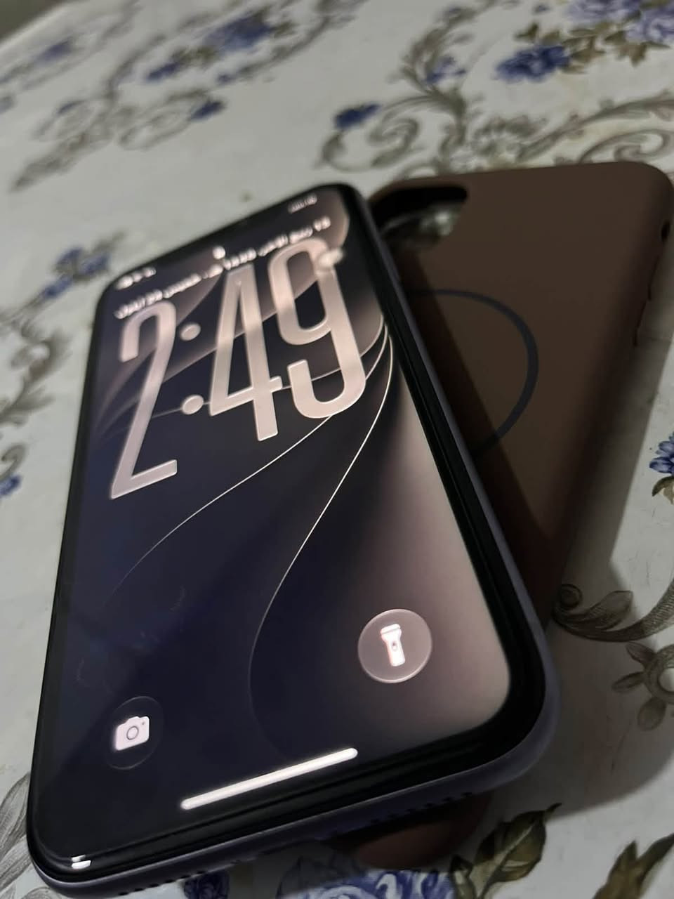 فقط الشاشه بيها طبع كلش بسيط وماماثر بلوضع الداكن يختفي الطبع نهائيآ شاشه  الاصليه مامبدله انطي ضمان بيها شهر  للبيع او مراوس حسب القناعه ايفون 11 عادي ذاكره 64 جهاز نضافته 100‎%‎100 
فيس ايدي شغال 100‎%‎100
بطاريه مبدله اصليه اورجنال تقره 100 
صوته واااضح سماعاته كلش واضحات ونقيات
شاشه واضحه ودقه الالوان كلش ممتازه 
الجهاز ع حاسبه يقره نورمال كله ففط بطاريه مستبدل 
مكاني بغداد البياع الشراي واتساب فقط ورجآ رجآ لحد يخابري يكلي شبي الجهاز كلشي ذاكرلك بلتفصيل عارضه ب195 بي مجال مال كروه فقط ومااضن اكو هيج سعر بس مستعجل ع بيعته  *********** وياه شاحنه وكيبل اصليات مال ايفون 13 الي تجي بلكارتونه وحافضه ام البكج ولاصق شاشه مضد الكسر مضلله

