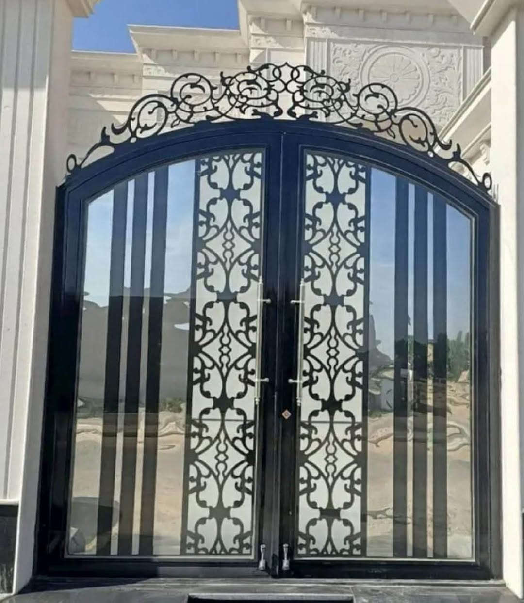 السلام عليكم 
توفرت عندي اشكال بيبان اشكال حلوه 
شكل الباب موجوده بل صور 
ملاحظه: هذني مو جاهز دزلي القياسات وحولي فلوس واشغله الك 
تريد عنوان موقع رقم او ثقه كله موجود 
***********

نص مكتوب في الصور:
- حدادة الدليمي ***********
- Precise Iron Doors Inc. Precise Iron Doors Inc.
- SWEET HOME GALLERY