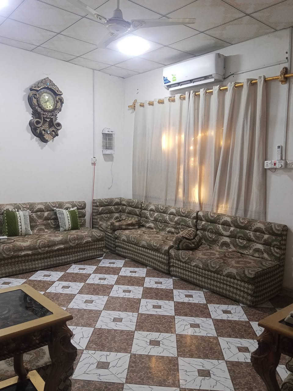 بيت للبيع طابو زراعي عراقي 

في ابو خصيب منطقة ابو كوصره 

مساحة البيت 150 متر 

يحتوي البيت على غرفتين ودوانية وصاله ومطبخ وحمام داخلي وحمام خارجي 

السكف كونكريت 

السعر المطلوب 57 مليون وبي مجال 

لاستفسار تواصل على رقم ***********
