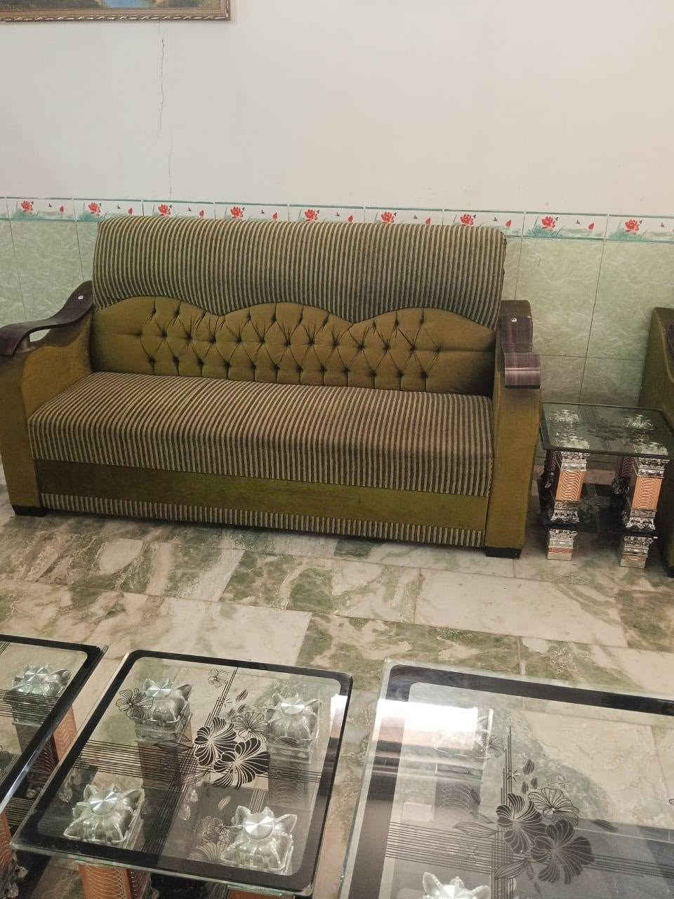 السلام عليك للبيع قنفات السعر ٥٠٠٠ الف وبيهن مجال بسيط العنوان كربلاء طويرج للإستفسار الاتصال ع الرقم ***********
