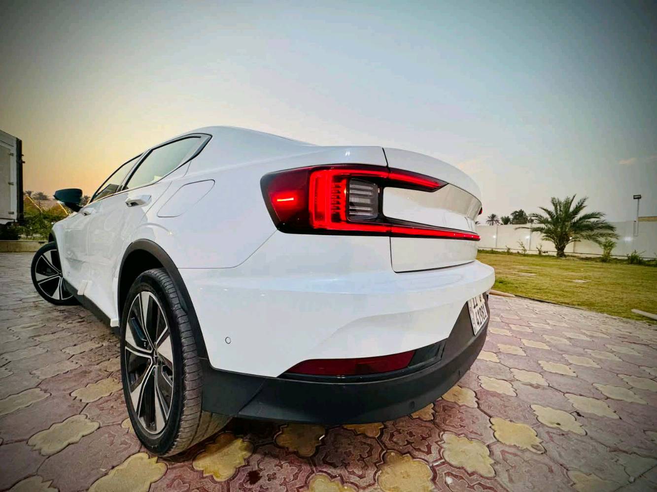 🇸🇪 عندما يلتقي الفن الاسكندنافي بمستقبل القيادة... 🇸🇪
✨ لأصحاب الذوق الرفيع: POLESTAR 2 (VOLVO) موديل 2023 
 شكل 2024 (للبيع أو المراوس)

تجسد هذه السيارة أرقى ما قدمته الهندسة السويدية؛ فهي مبنية على خبرة فولفو (Volvo) في الأمان والمتانة، ومقدمة بلمسة Polestar العصرية التي تعكس البساطة والرقي الاسكندنافي.🇸🇪 

• فئة المدى الطويل  long range 
• بطارية 🔋 كبيرة 78 KW 
تدعم الشحن السريع و المنزلي
 مع الشاحنة الأصلية 
الشحنه الواحدة 550 كيلومتر 
الممشى K 60 قابل للزيادة
🌑اطارات مقاس 19 جديد 
#السعر 18500 $$
رقم بغداد انگليزي بأسمي  شرط التحويل 
(بنيد صبغ فقط+جاملغ بارد)
***********
***********

رقم الشاصي  ( YSMEG3KA4PL156354 )

★ مواصفات كثيرة 
شرح جزء بسيط جداً 
دشبول خرائط 
رادارات 360°
كاميرات 360°
حساسات 360°
لايتات داينمك متحرك PIXEL TECHNOLOGY ليزر 
نظام ترفيهي كامل التطبيقات 

❄️🔥تبريد تدفئة كشنات قطعتين مناخي منفصل ثلج 

🌬️ 📐 التصميم والشكل العام
هيكل فاستباك (Fastback): تصميم يجمع بين أناقة سيارات السيدان والعملية العالية لسيارات الهاتشباك/الكروس أوفر، مما يعطيها وقفة رياضية ومرتفعة قليلاً.
خطوط التصميم: يتميز التصميم بالبساطة والنظافة (Minimalist) والخطوط المنحوتة التي تعكس لغة التصميم التقني للعلامة.
المصدر: تشترك في قاعدة البناء CMA (Compact Modular Architecture) مع طرازات فولفو مثل XC40.
💡 الإضاءة والتوقيع البصري
المصابيح الأمامية (LED Headlights): تتميز بتصميم "مطرقة ثور" الشهير والمستوحى من فولفو، وهي مصابيح LED نشطة (Active LED) مع إضاءة عالية نشطة وتعديل آلي للمستوى. 
الشريط الضوئي الخلفي: شريط ضوئي خلفي كريستالي يمتد بعرض السيارة بالكامل، ويتكون من 288 وحدة LED، مما يعطي توقيعاً ضوئياً فريداً ومميزاً.

II. 💎 الباقات والإضافات الفاخرة المتوفرة

1. 🛡️ حزمة Pilot Pack (تركيز على الأمان والقيادة الذكية)
• نظام Pilot Assist المتقدم: مساعدة في القيادة على الطرق السريعة (توجيه، تسارع، وفرملة).
• كاميرات ومستشعرات 360 درجة: لسهولة الركن والمناورة.
• نظام تنبيه النقطة العمياء (BLIS): مع نظام مساعدة التوجيه.
• نظام تنبيه حركة المرور الخلفية (RCT): مع مساعدة الفرملة.
• مصابيح LED متكيفة Pixel: إضاءة ذكية وقوية دون إزعاج السيارات القادمة. 
متحرك مع عجلة القيادة 

🖥️ التقنيات والمقصورة الداخلية

 Polestar 2 (2023) - أول سيارة في العالم تعمل بنظام Google Automotive OS المتكامل. تكنولوجيا ذكية، قيادة أذكى.
نظام الترفيه: شاشة ترفيه مركزية تعمل باللمس مقاس حوالي 11.15 بوصة أو 11.2 بوصة.
نظام التشغيل: نظام معلومات وترفيه مدعوم من Google (أندرويد أصلي) مع خدمات جوجل المدمجة.
شاشة السائق: شاشة رقمية لعرض معلومات القيادة مقاس 12.3 بوصة.
الاتصال: دعم Apple CarPlay و Android Auto 
الميزات الداخلية:
شاحن لاسلكي للهاتف 
مقاعد مريحة وعالية الجودة.

🟢🔴⚫الإطارات الذكية والمستشعرات المدمجة
تهدف هذه التقنيات إلى تزويد السائق والسيارة ببيانات دقيقة وفورية عن حالة الإطارات، وتُعد ضرورية للقيادة الذاتية.
• نظام TPMS المتقدم: أجهزة استشعار (Sensors) مدمجة في الإطار أو الصمام لتوفير بيانات دقيقة ومباشرة حول:
درجة الحرارة داخل الإطار.
•ضغط الهواء (مراقبة الضغط الأساسية).
• مستوى تآكل المداس (المستقبل).
• الإطارات الذكية المتصلة (Smart Tires):
تتضمن مستشعرات متقدمة تتواصل مع كمبيوتر السيارة لتوفير صيانة تنبؤية (Predictive Maintenance).
يمكنها تحليل ظروف الطريق (جاف، رطب، ثلج) وتكييف خصائصها أو نقل البيانات إلى أنظمة التحكم في السيارة لتحسين الأداء (مثل فرامل ABS والتحكم الديناميكي).
الإطارات المتغيرة/المتكيفة: مثل مفهوم Hankook Hexonic التي تحلل الطريق باستمرار وتتكيف أخاديد مداسها وفقاً لظروف القيادة.

.