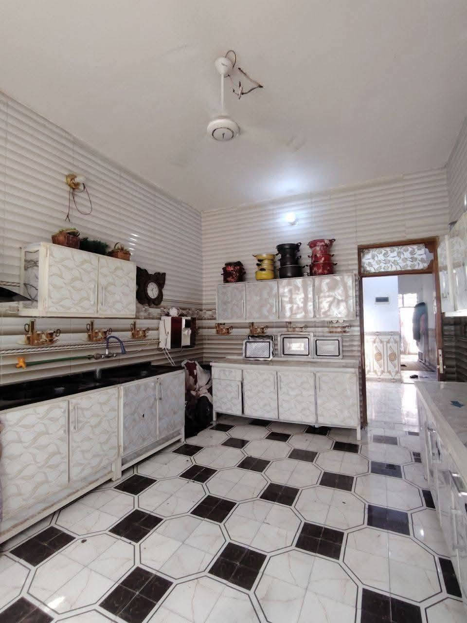 للبيع🏠
600 متر _طابو زراعي
📌مقابل قريه الغدير عمود 282
شارع المطحنه
مساحة البناء 300_مع حديقه300متر 
استقبال_غرف عدد5_صاله_صحيات عدد4 
بناء صب كونكريت_طابوق جمهوري 
للاستفسار اكثر زورونا في كيبك للعقار والمقاولات او مراسلتنا ع واتساب ***********
