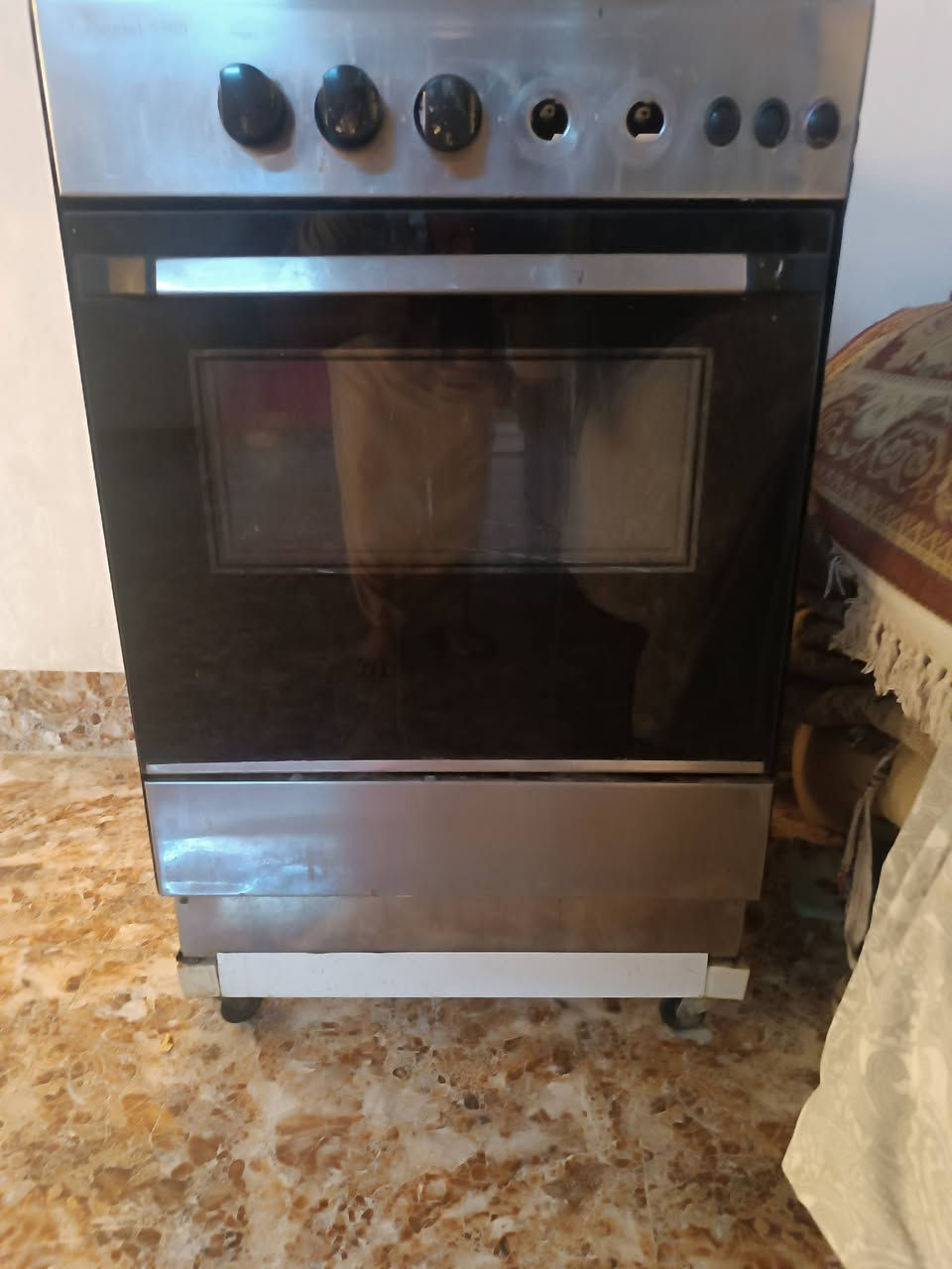 طباخ رقم واحد نضيف بشكل ستيل نارو زركه الفرن شغال مع القاعدة والصونده والمنضم ٩٠الف ***********5
