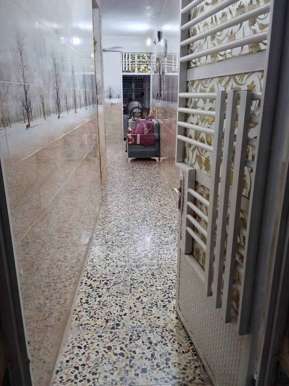السلام عليكم.

بيت للبيع مساحه 100م .5×20 زراعي سند 25
قاط ونص . 
القاط الاول  ....يحتوي ع استقبال 6 متر .
ومطبخ وغرفة 5×4  .حمامات 2  ومنور ترك. طرمه 3 متر .

القاط الثاني يحتوي على غرفة 5×4  وحمام مشترك
بيت كامل وحديث بناء 2021

حي البساتين حي المصطفى قرب حسينيه محمد الجواد ع . شارع 10 متر تبليط  جميع الخدمات .
 متوفرة 
زراعي سند 25  
سعر 110 بي مجال 
***********

نص مكتوب في الصور:
- Alona
