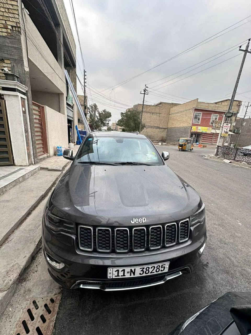 🚗 **جيب غراند شيروكي (Jeep Grand Cherokee) - موديل 2017** 🚗
**المواصفات والتفاصيل:**
 * **الفئة:** ليمتد (Limited).
 * **الموديل:** 2017.
 * **اللون:** رمادي غامق (ماوس).
 * **الرقم:** بغداد (مشروع وطني / ألماني) جاهزة للتحويل.
 * **مكان السيارة:** بغداد.
 * **رقم الشاصي (VIN):** 1C4RJEBG7HC960051
**تفاصيل الحادث والحالة:**
 * **الحادث:** حادث سرقة من أمريكا.
 * **الضرر والصبغ:** صبغ بنيد فقط من أمريكا.
 * **الحالة الفنية:** السيارة مصلحة وجاهزة وبأفضل حال، محرك وجير وبودي بشرط الفحص.
💵 **البيع أو المراوس:**
 * للبيع cash أو مراوس حسب القناعة.
📞 **للتواصل والاستفسار:**
[***********] تاهو جارجر فرق موجود

نص مكتوب في الصور:
- ١١:٣٣ منشور Ibrahem > أعجبني تعليق مشاركة 2017 JEEP Grand Cherokee VIN 1C4RJEBG7HC960051 APPROVED NMVTIS DATA PROVIDER BLOCKCHAIN CONFIRMED DATA تنزيل التقرير Share أعجبني تعليق مشاركة